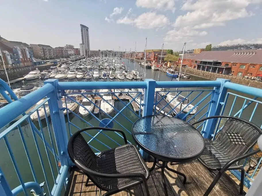 The Quay - Harbour View Apartment - By Tifa Stays Swansea
