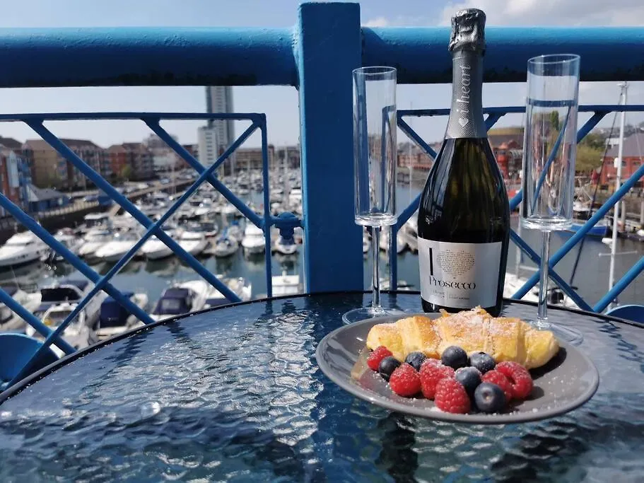 The Quay - Harbour View Apartment - By Tifa Stays Swansea